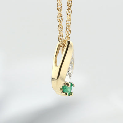 Emerald and diamond pendant and chain