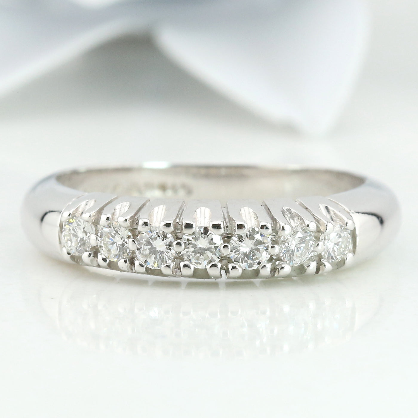 Elegant ring with 7 diamonds