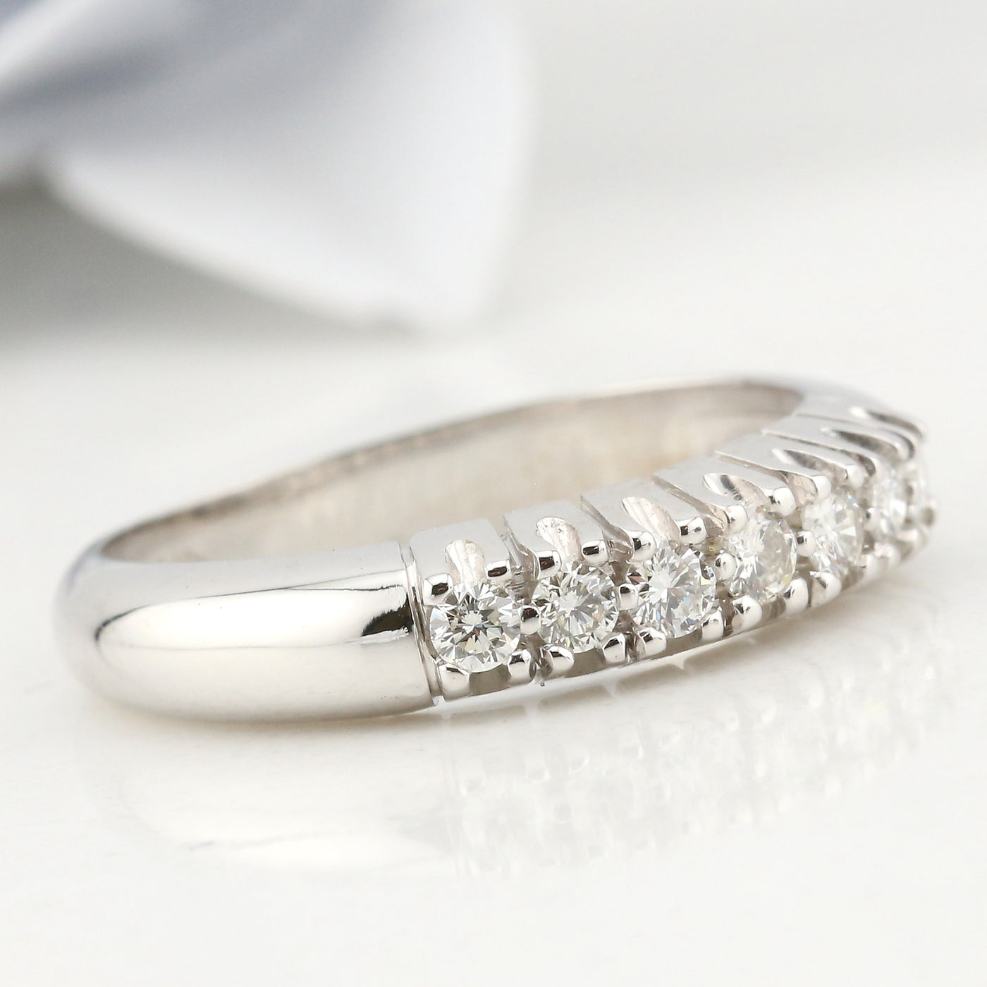 Elegant ring with 7 diamonds