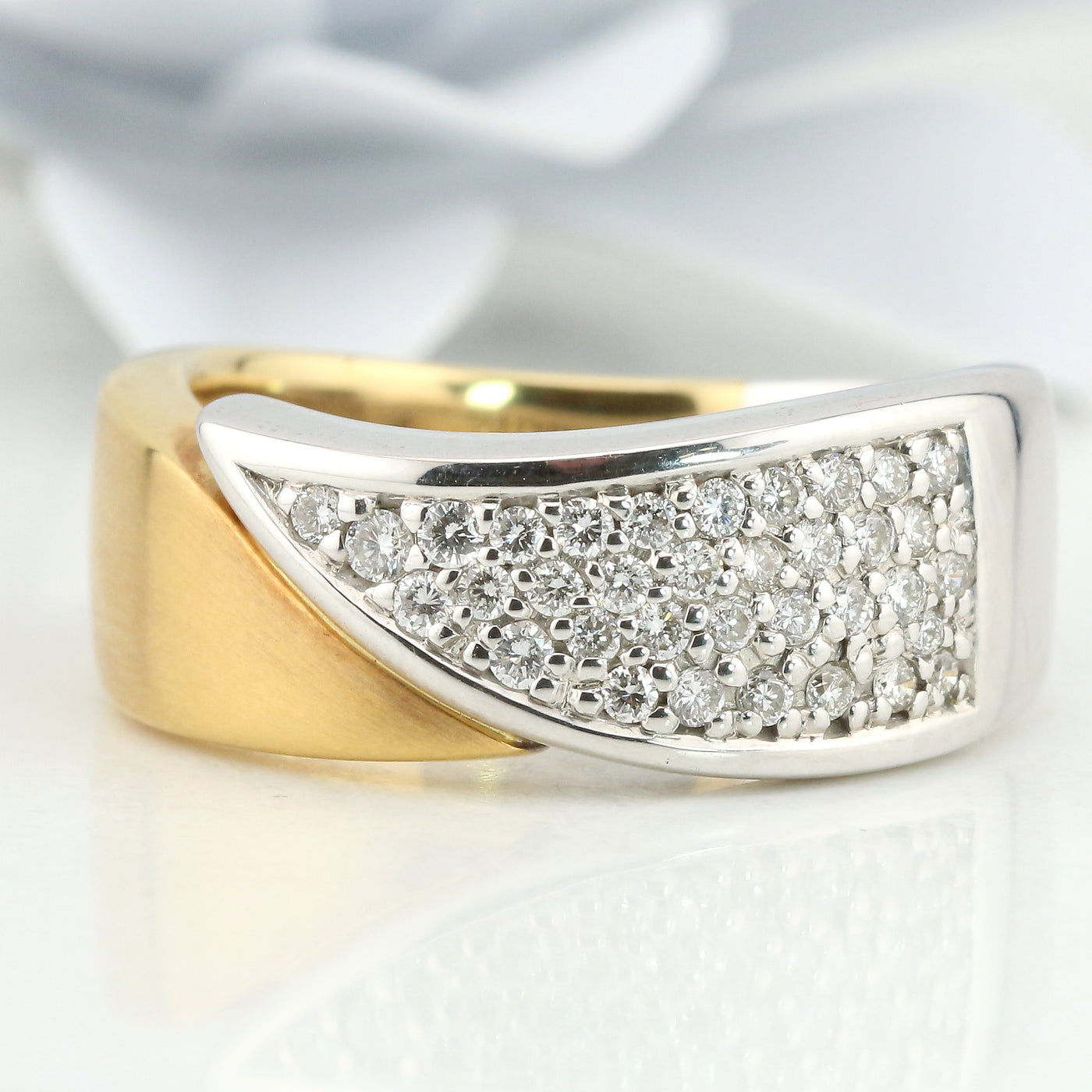 Two tone diamond ring