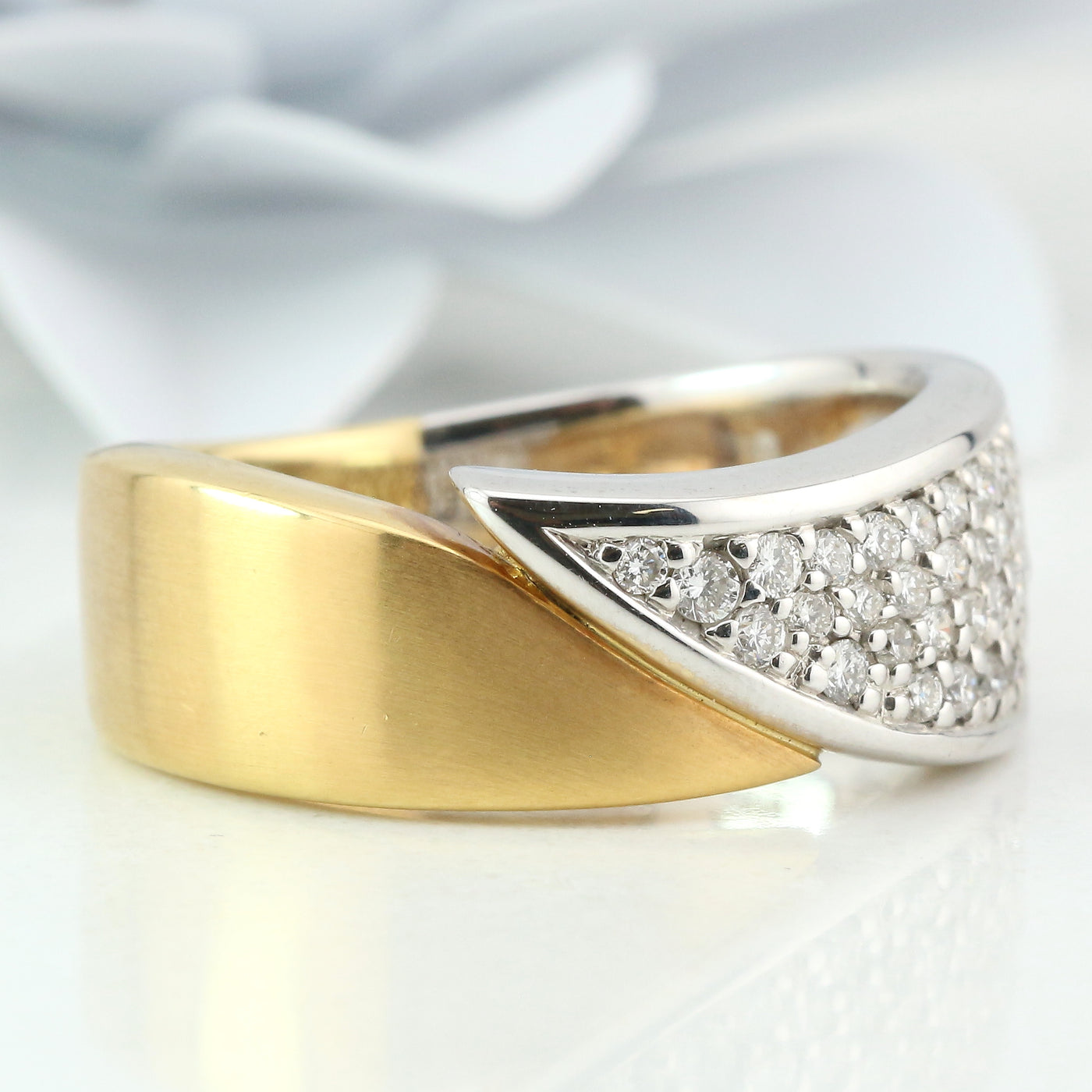 Two tone diamond ring