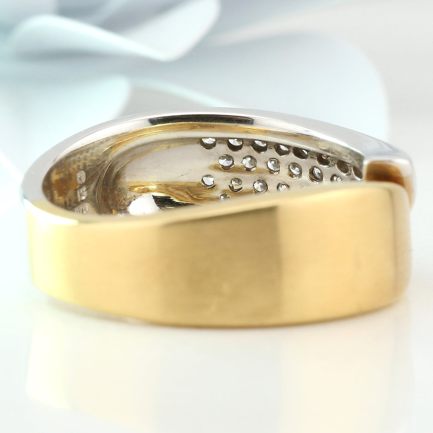 Two tone diamond ring