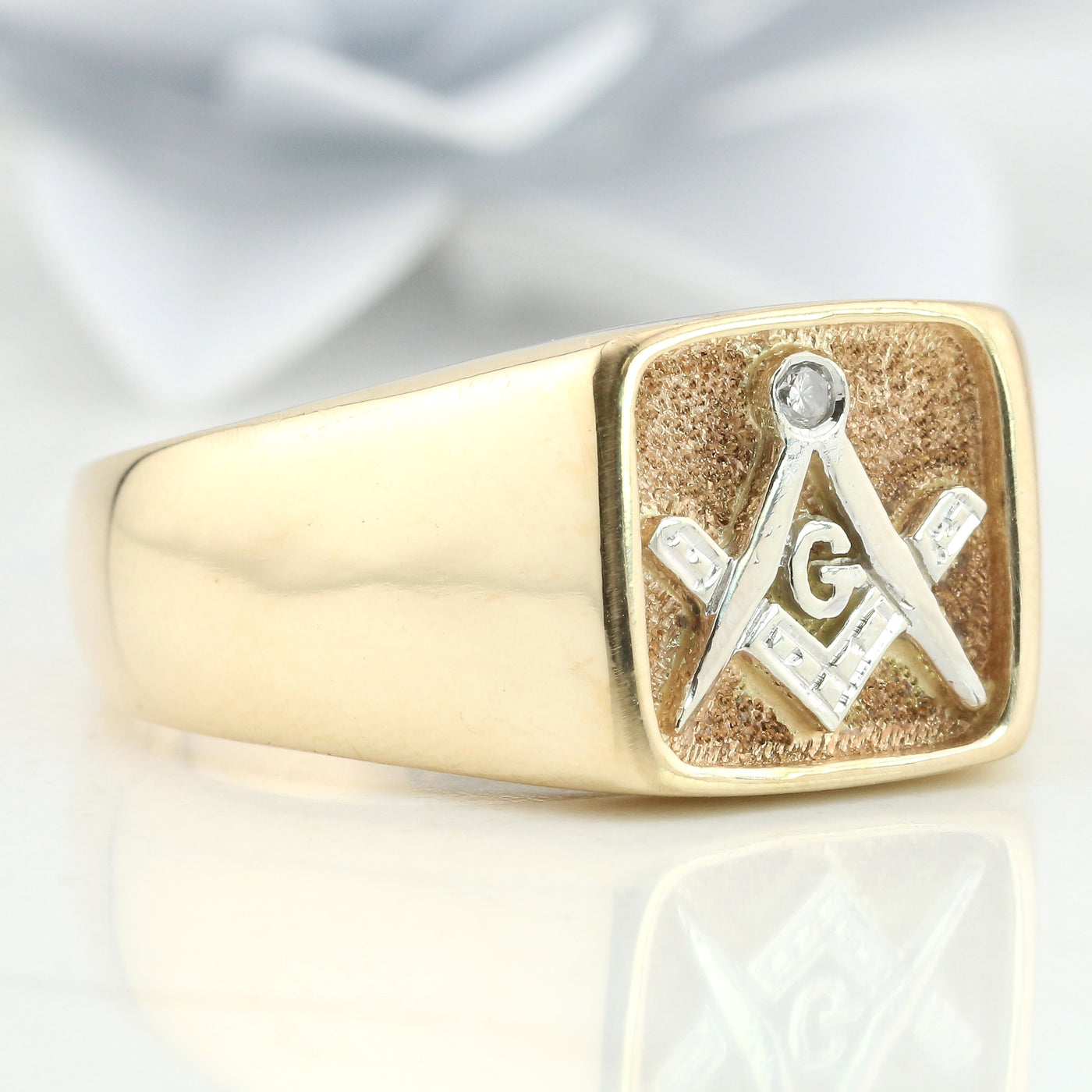 Men's yellow gold signet ring