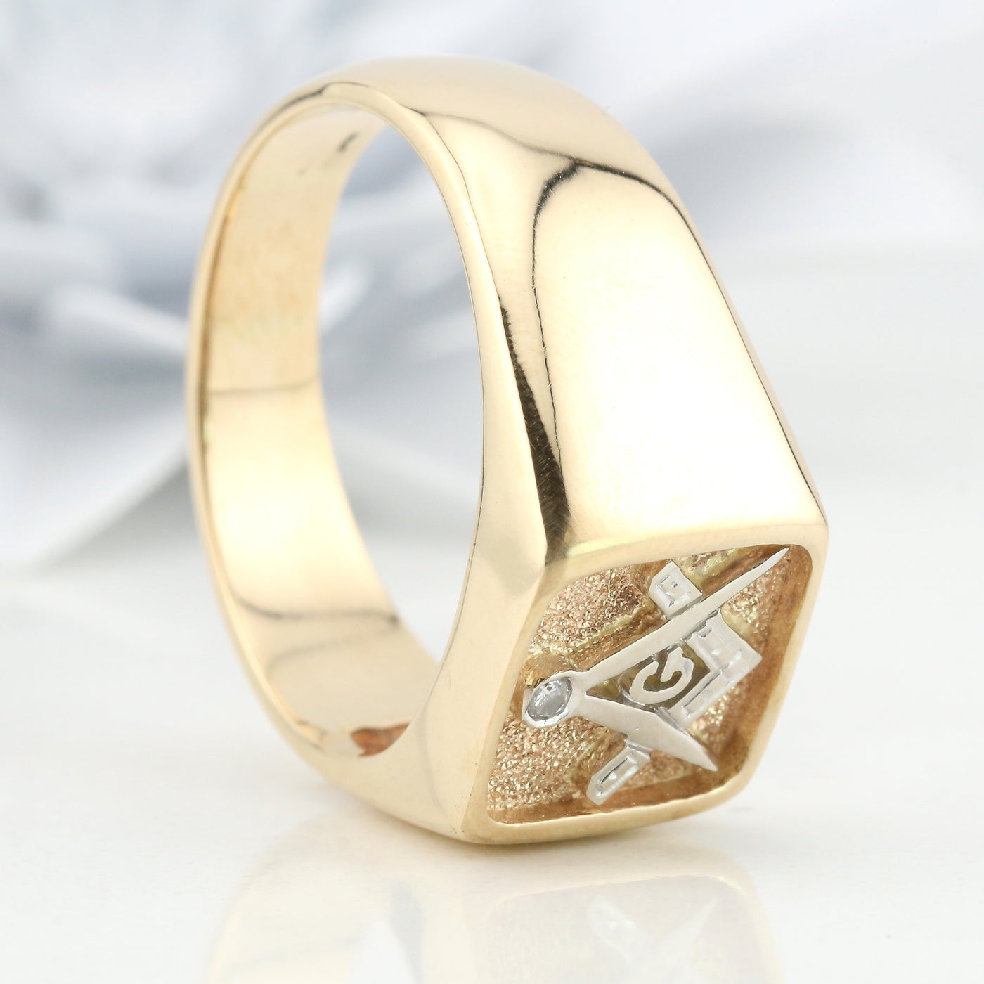 Men's yellow gold signet ring