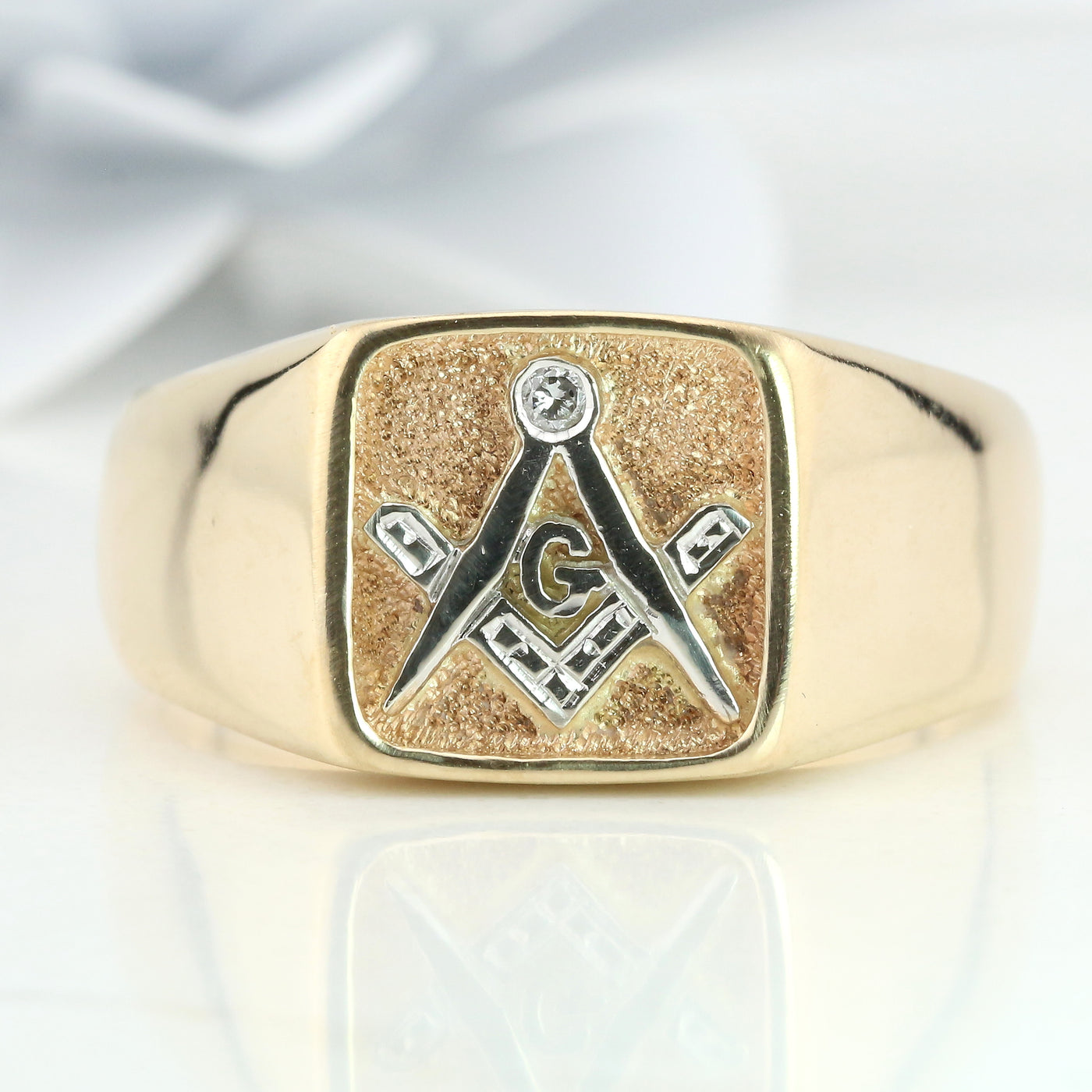 Men's yellow gold signet ring