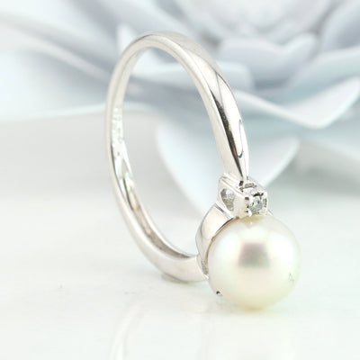 Diamond & pearl ring