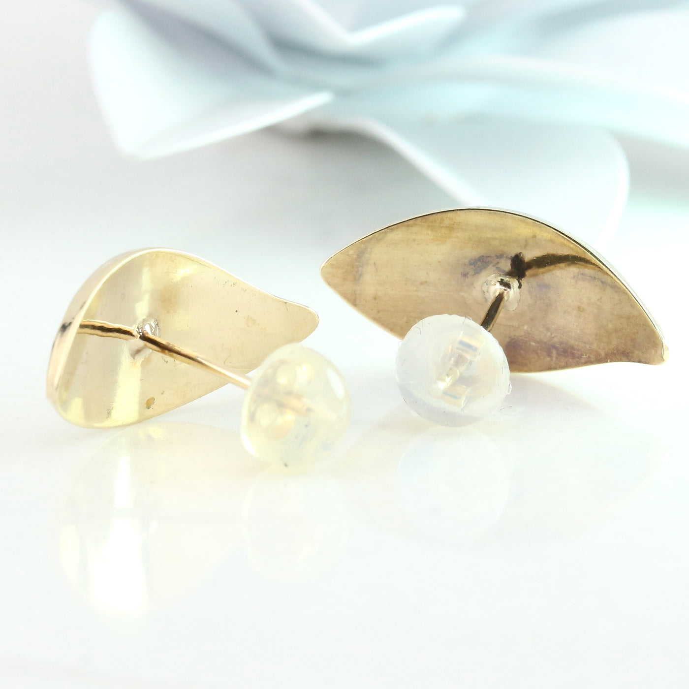 Leaf stud earrings